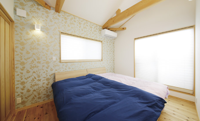 勾配天井と2方向の窓で拡がり感のある寝室